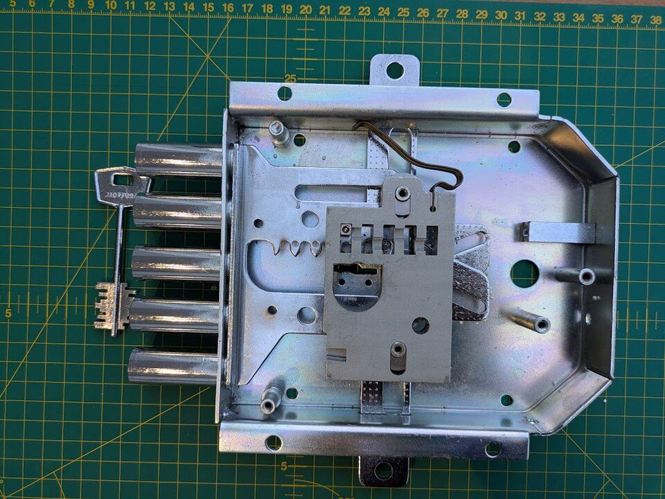 Mécanisme de serrure multipoints pour porte blindée