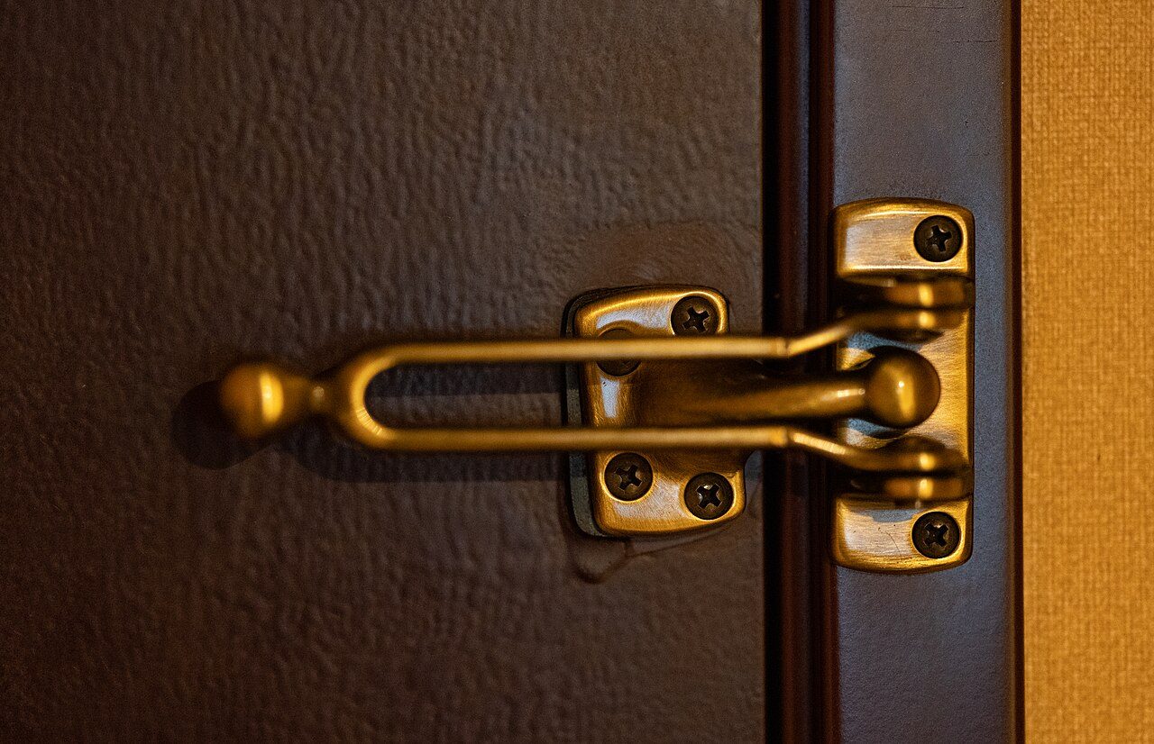 Fermetures d’une porte métallique
