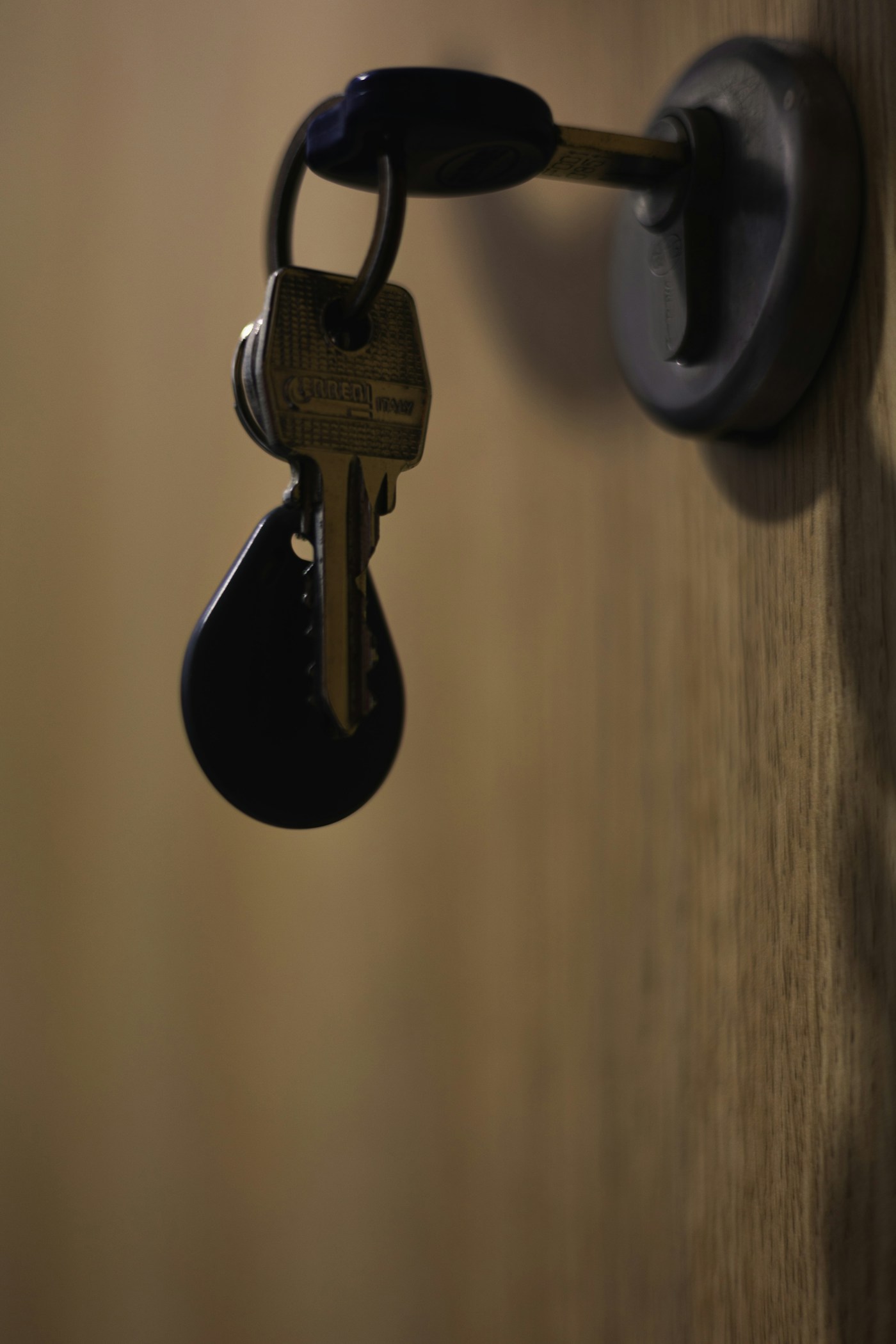 Clés dans la serrure d’une porte
